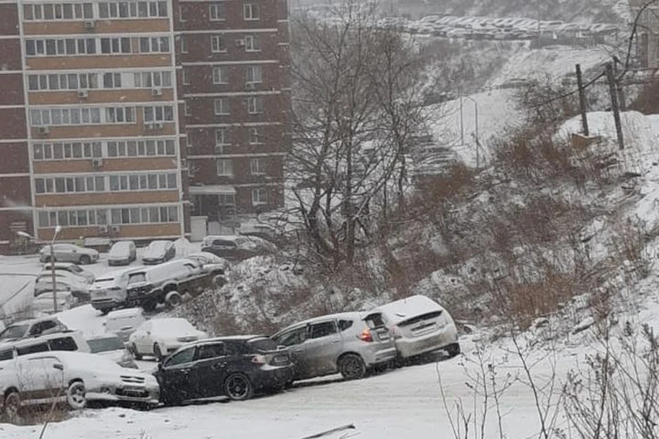 Погода владивосток новости. Снег во Владивостоке. Снегопад во Владивостоке. День жестянщика Владивосток. Владивосток снег ДТП.