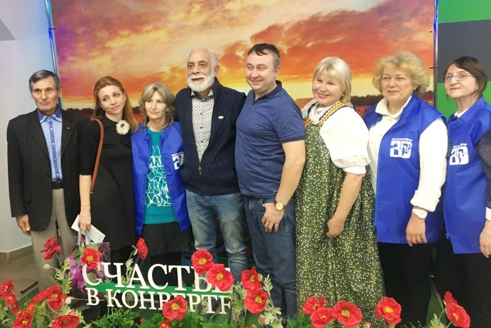 Зрители с удовольствием фотографировались с актерами. Фото: Лариса РОДИНА