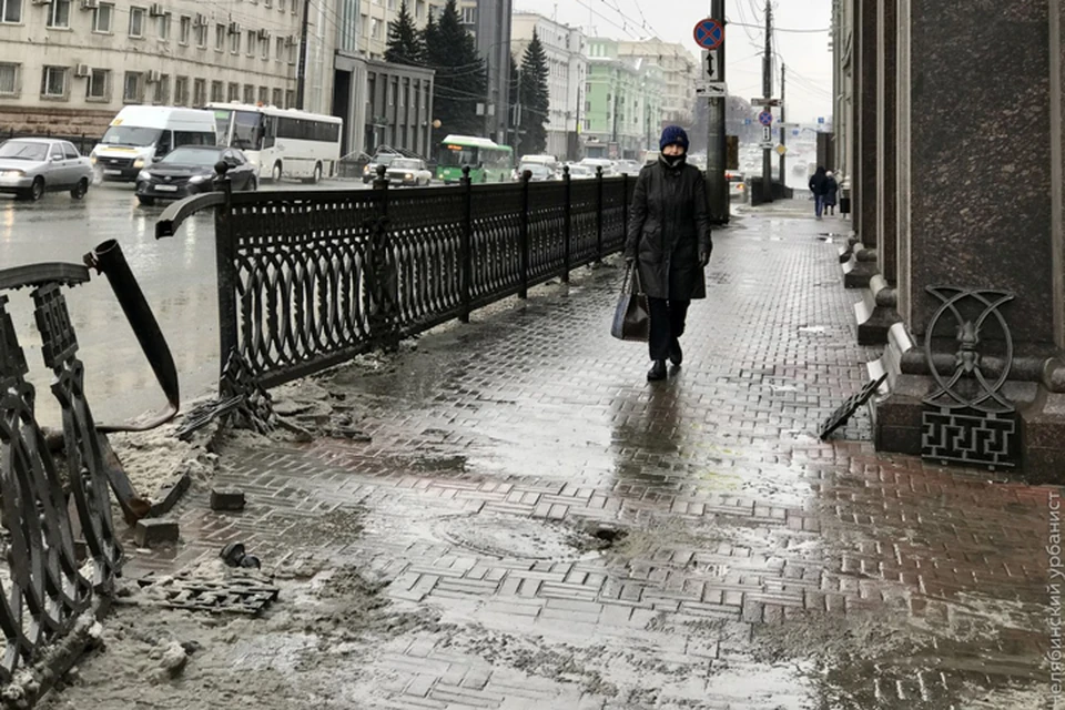 В центре Челябинска разлетелся на куски чугунный забор. Фото: vk.com/chelurban