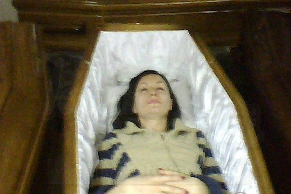 Мать, выложившая радостное фото у гроба новорождённого сына: За что меня травят?