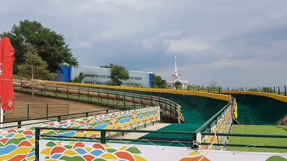 Одну из горок обновили и теперь по ней сможет кататься детвора.