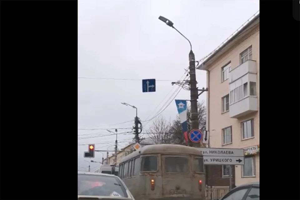 В Смоленске на проспекте Гагарина из-за порывов ветра шатается столб