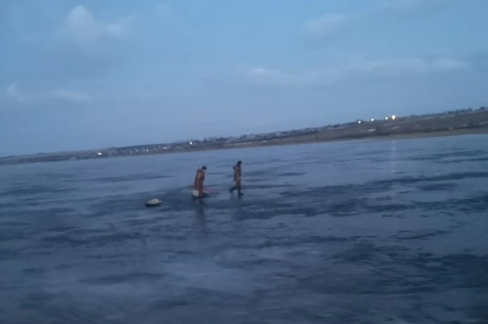 Рыбаков спасли с опасного льда