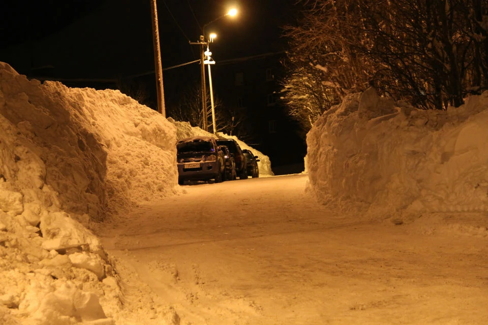 Сугробы выше автомобилей превратили улицы Кировска в тоннели. Фото: Евгений Митюшев
