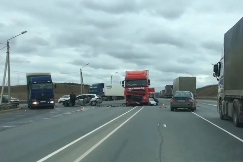 Авария в Кстовском районе: Иномарка на полном ходу влетела в фуру. ФОТО: "Нижний Новгород. Без цензуры".
