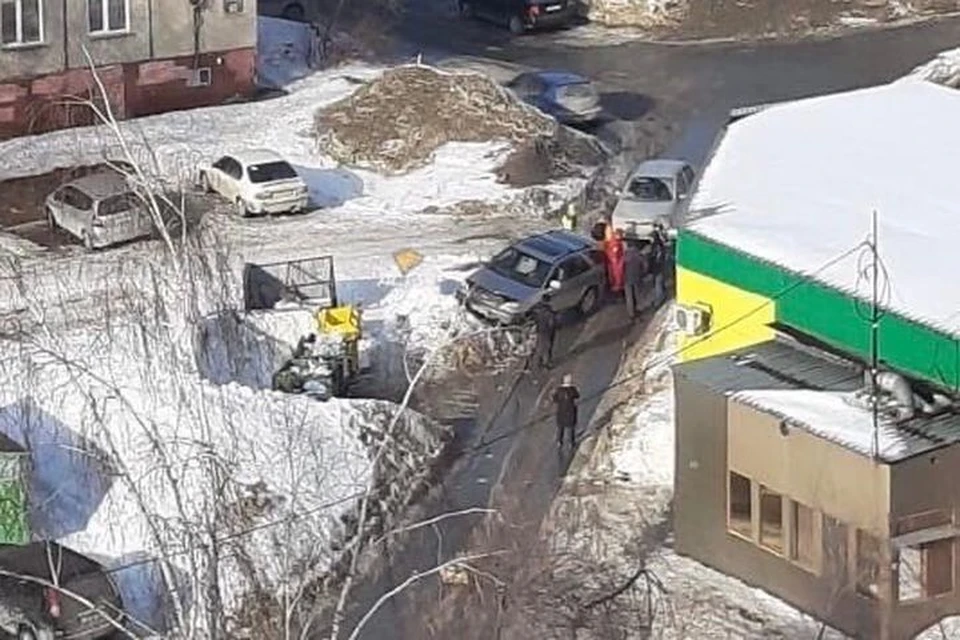 Водитель врезался в сугроб в Дзержинском районе.