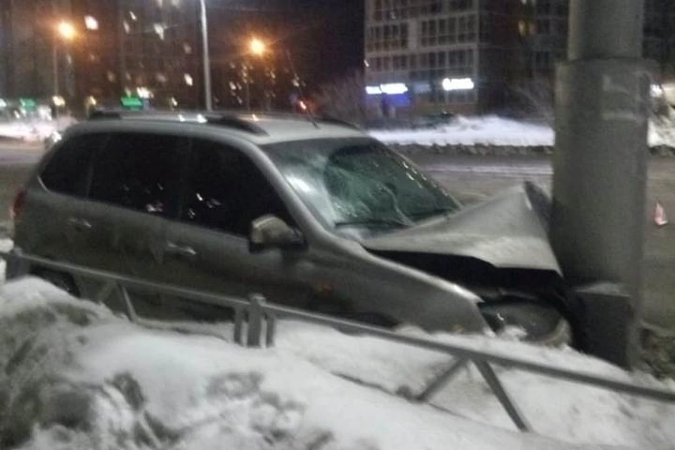 Автомобиль врезался в столб на проспекте Шахтеров в Кемерове. Фото: Евгения Умеренкова