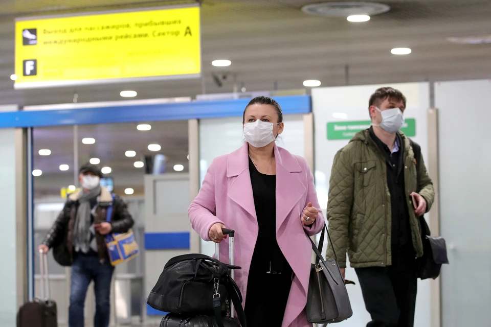Пассажиры в медицинских масках, прибывшие рейсом из Италии, в аэропорту Шереметьево. Фото: Сергей Бобылев/ТАСС