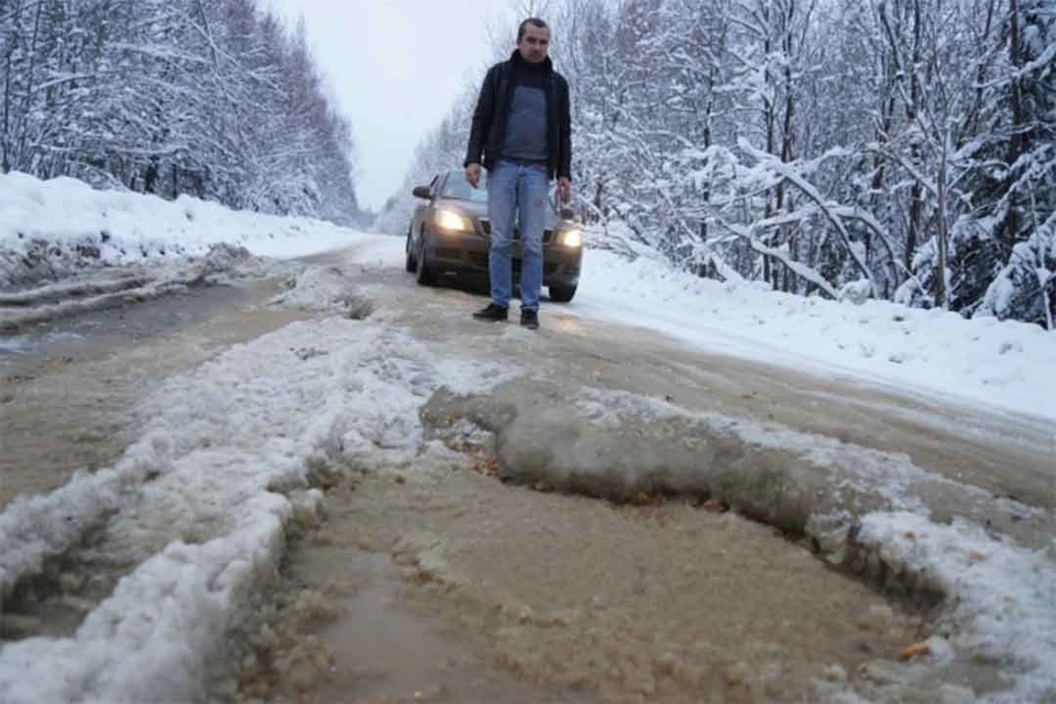Десятки водителей успели провалиться в огромные выбоины на дорогах, наполненные снежной кашей