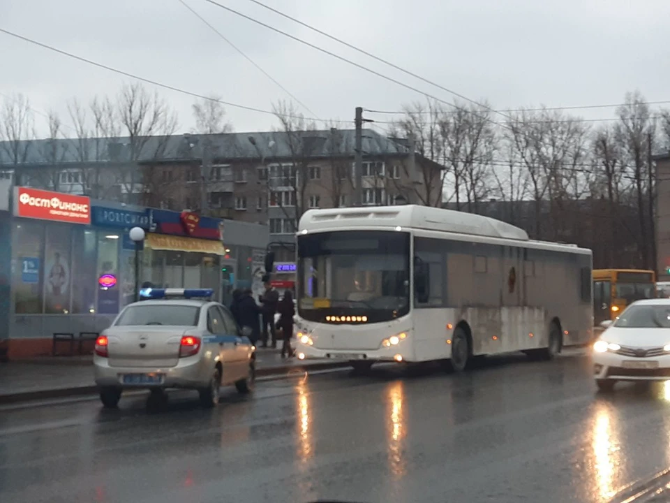 ЧП произошло на остановке «Авторадио». Фото: Екатерина Симонюк