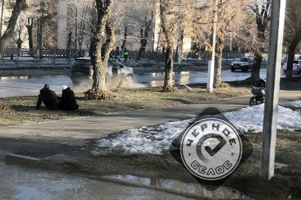 Пьяные родители отдельно, коляска - отдельно. Фото: vk.com/magnitkacity