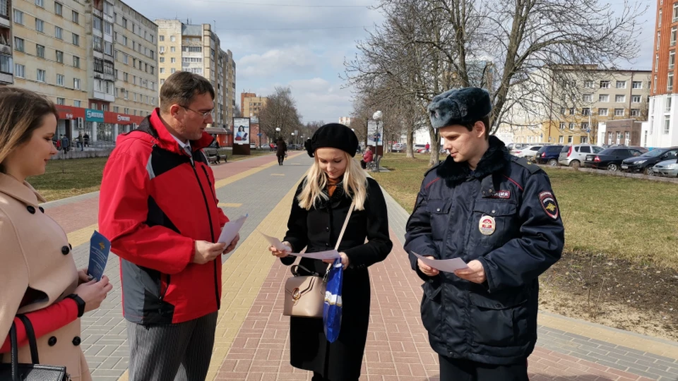 Жителям областного центра раздали памятки с инструкцией о том, как получить ту или иную госуслугу не выходя из дома