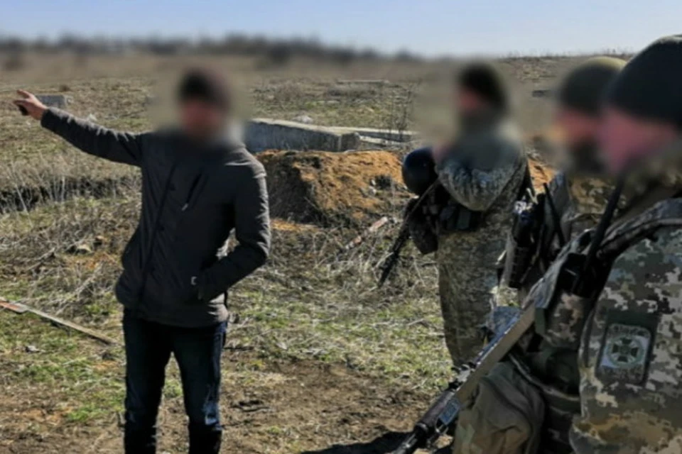 Задержанный мужчина показал украинским пограничникам, куда он направлялся. Фото: ГПСУ