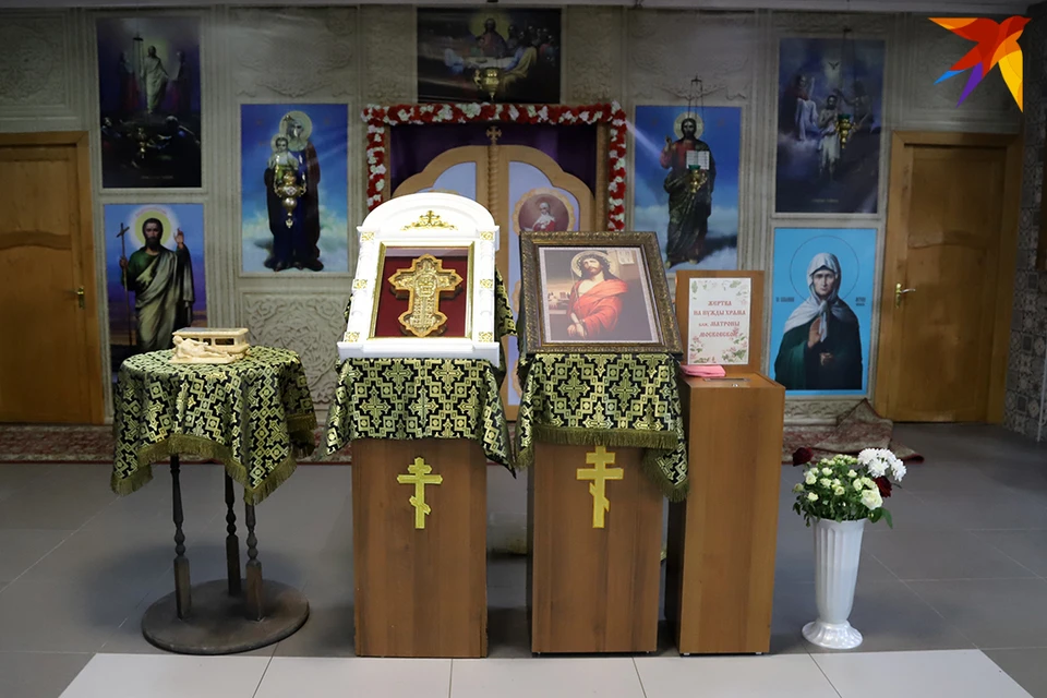 В привезенном кресте есть мощи четырнадцати святых.