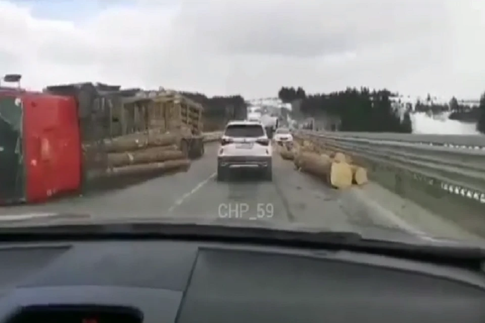 В соцсетях сообщили, что водитель лесовоза не пострадал. Фото: Instagram @chp_59