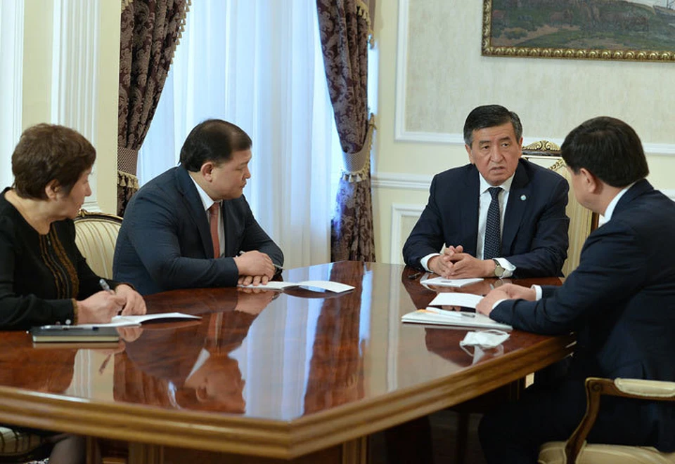 Президент объявил в трех городах Кыргызстана режим чрезвычайного положения.