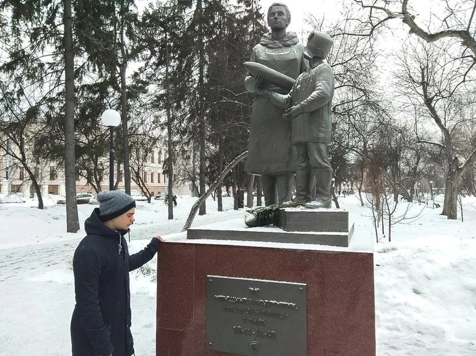 Памятник труженикам тыла установлен в Томске на Новособорной площади в 2014 году.