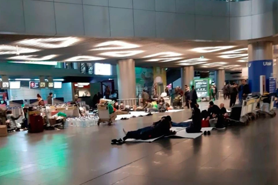 Мигранты из среднеазиатских стран вынуждены жить в столичных аэропортах, ожидая рейса на родину.