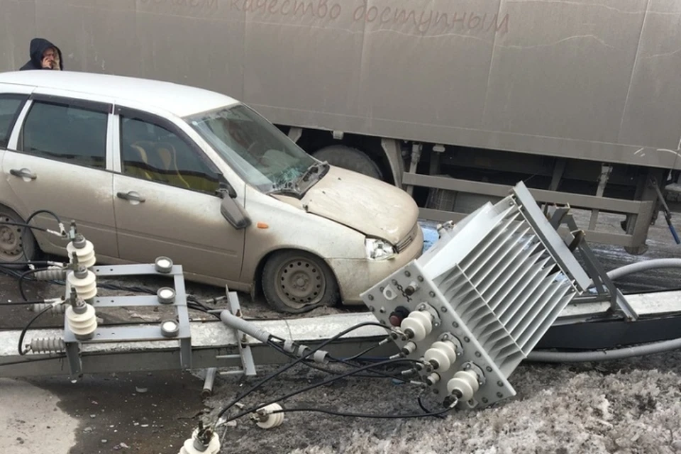 Фура повалила опору ЛЭП на легковушку в Белове. ФОТО: vk.com, "Инцидент (ЧП и ДТП Белово)
