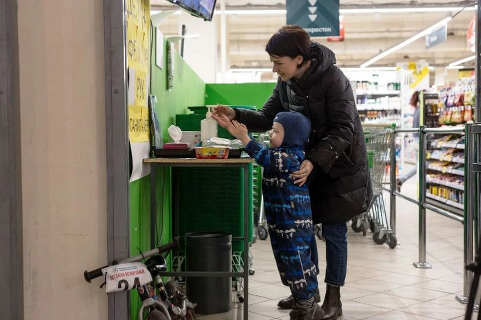 Маленькие магазины шаговой доступности тоже стараются обеспечить своих покупателей если не специальными гелями для обработки рук, то одноразовыми дезинфицирующими салфетками, сказали в мэрии