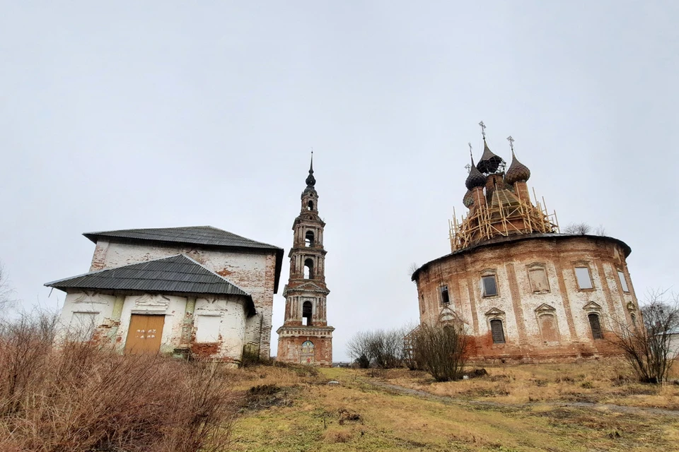 Казанская церковь в небольшом ярославском селе Курба (всего 1500 жителей) - уникальная.