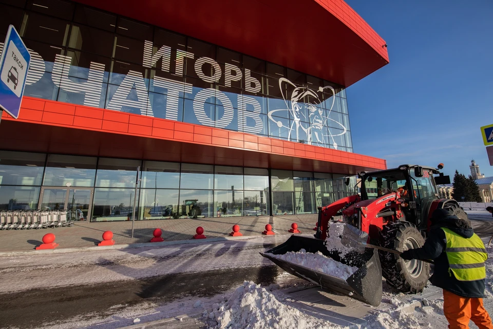 В аэропорту самолет ожидают силовики