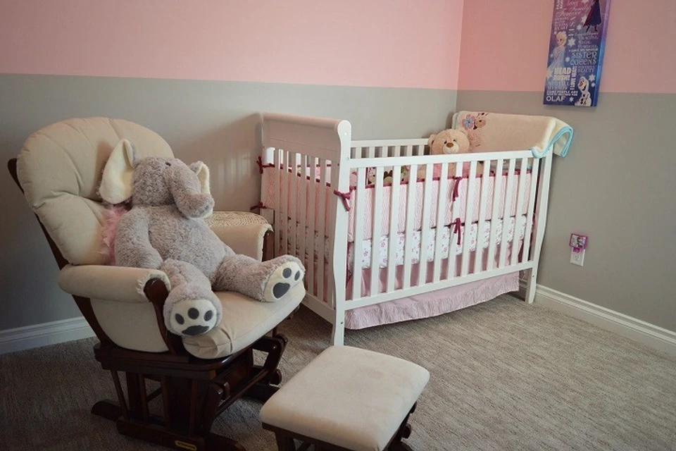 Мошенники обманули семью из Югры при покупке детской кроватки