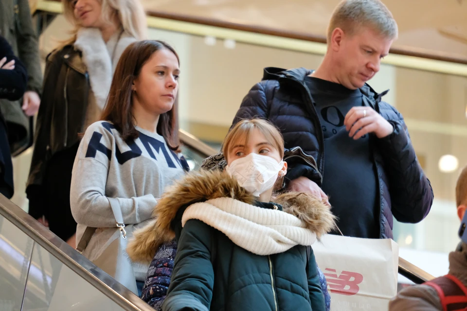 Несмотря на настоятельные рекомендации правительства, дома остаются далеко не все.