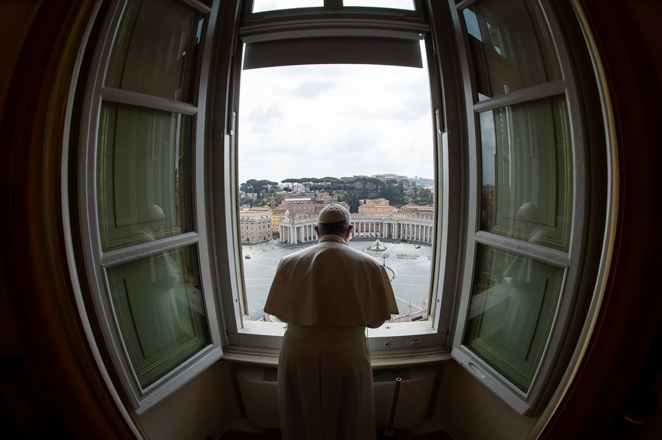 Папа Римский читал еженедельную молитву перед пустой площадью Святого Петра.