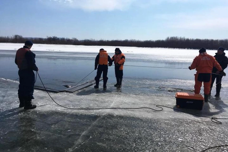 В Хабаровском крае спасатели нашли и подняли тело провалившегося на под лед на автомобиле