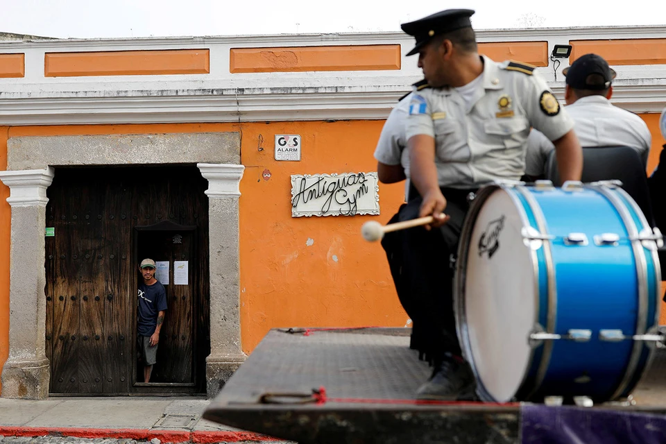 Гватемала. Военный оркестр призывает граждан столицы страны не покидать дома.