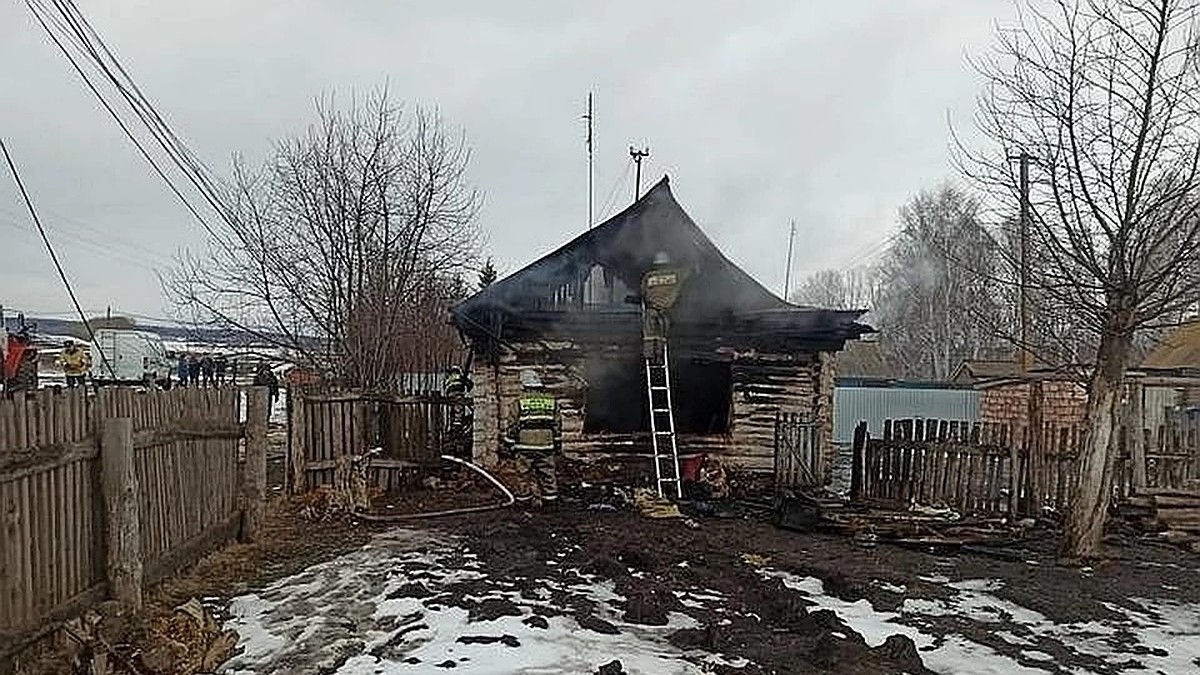 Девочка спряталась в шкафу