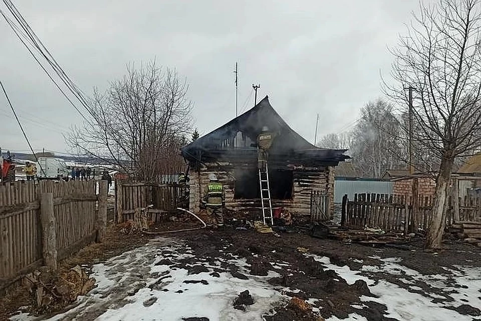 Дом сгорел дотла, а вместе с домом - и трехлетняя малышка. Фото: МЧС по РБ