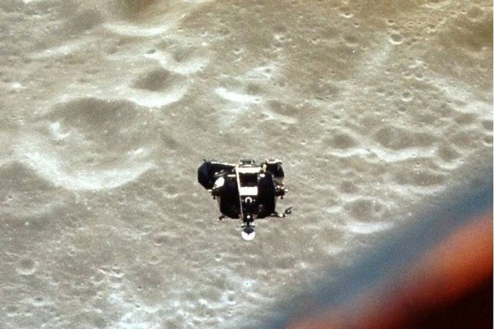 Вид на Snoopy - лунный модуль корабля "Аполон-10" - из командного модуля Charlie Brown.