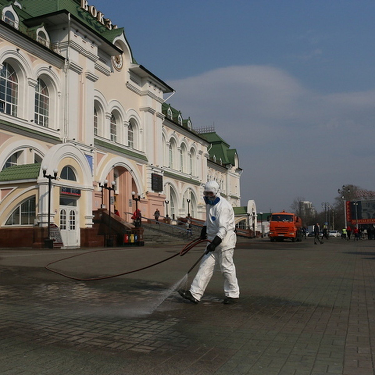 Хлоркой по коронавирусу: привокзальную площадь в Хабаровске обработали от  опасной инфекции - KP.RU