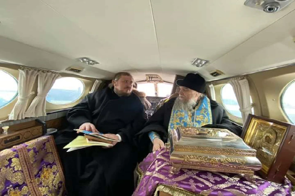 В небо над Ярославской областью подняли икону Казанской Божьей Матери. ФОТО: страница епископа Переславского и Угличского Феоктиста в Фейсбуке