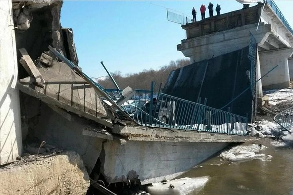 Одним из первых рухнул мост в Новолитовске. Фото: Алексей Полтавченко