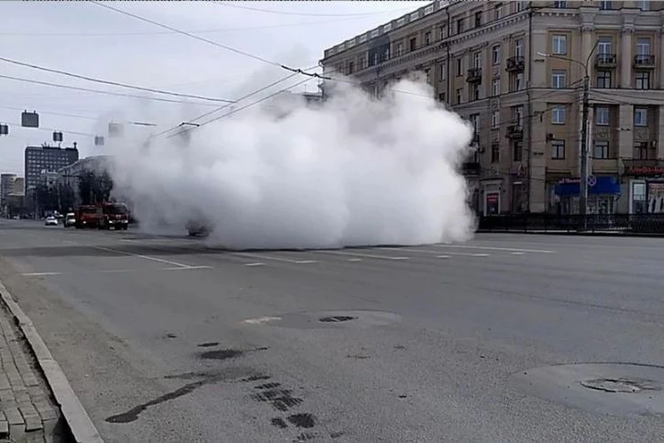 Огромное облако микроскопических капель - это перекись водорода, распыляемая с помощью авиационного двигателя. Фото: Архив КП.