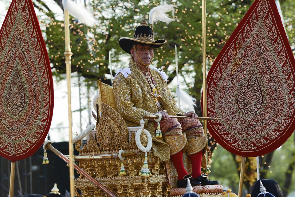По сообщениям мировых СМИ, спасающийся от коронавируса тайский король Маха Вачиралонгкорн, Рама 10-й, уединился с 20 дамами на баварском горнолыжном курорте.