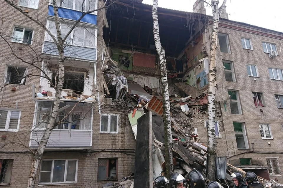 Днем 4 апреля в подмосковном Орехово-Зуево обрушился подъезд пятиэтажки. Фото: Пресс-служба МЧС