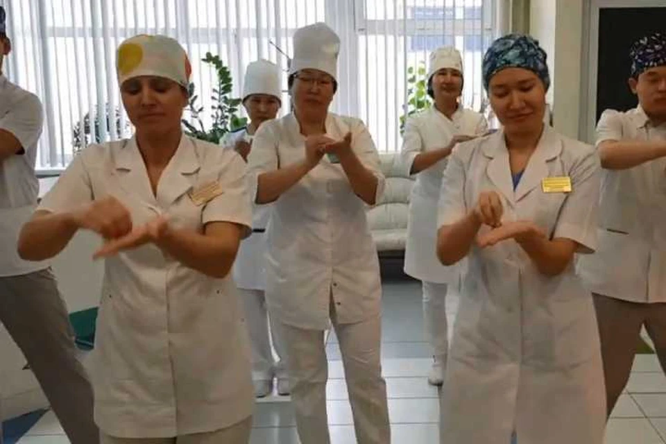 Врачи из Бурятии исполнили танец мытья рук. Фото: скриншот видео.