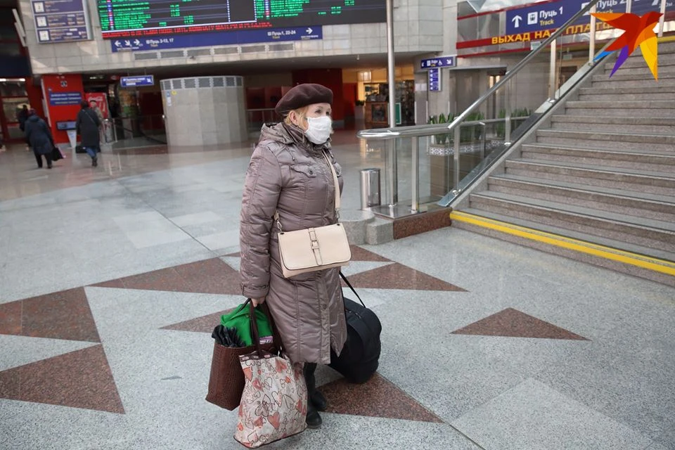 Если вам нужно проехать в общественном транспорте - делайте это исключительно в маске и держитесь на расстоянии от других людей.