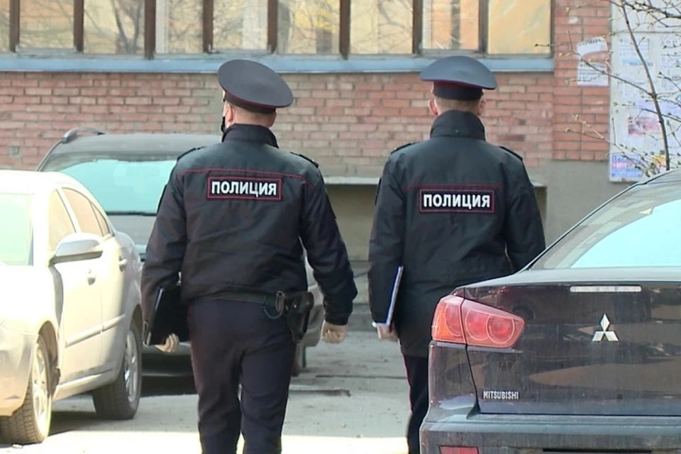 Сотрудники полиции дежурят возле каждого из закрытых на карантин подъездов.