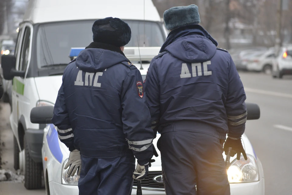 В Петербурге водитель "Лады" сбил инспектора ДПС.