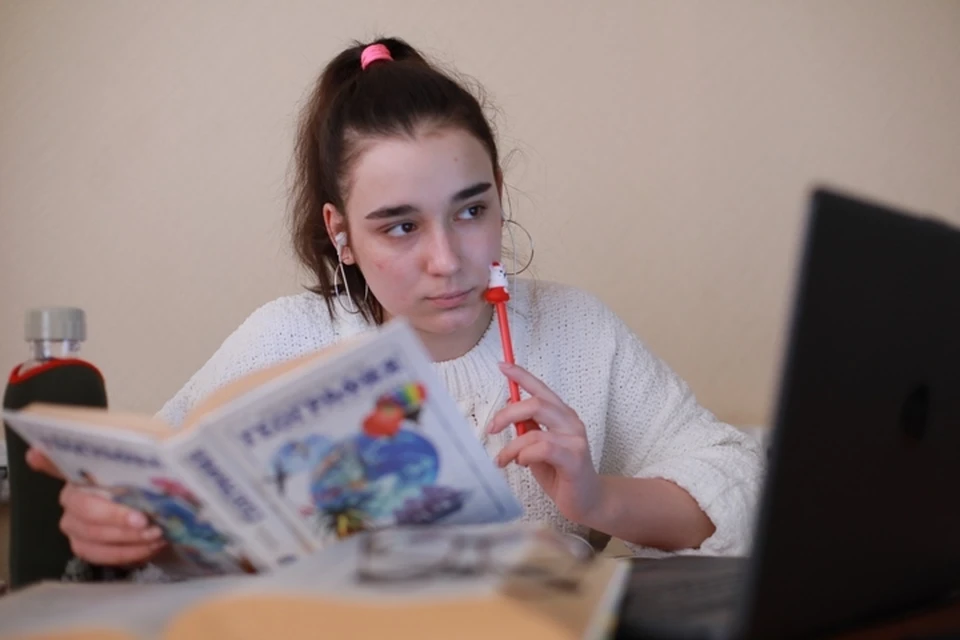 Еще 10 многодетных семей из Кузбасса получили технику для дистанционного обучения