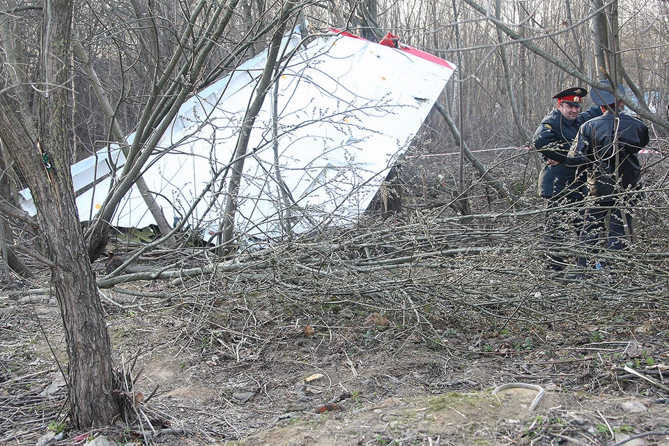 У места крушения польского правительственного самолета под Смоленском, апрель 2010 г.