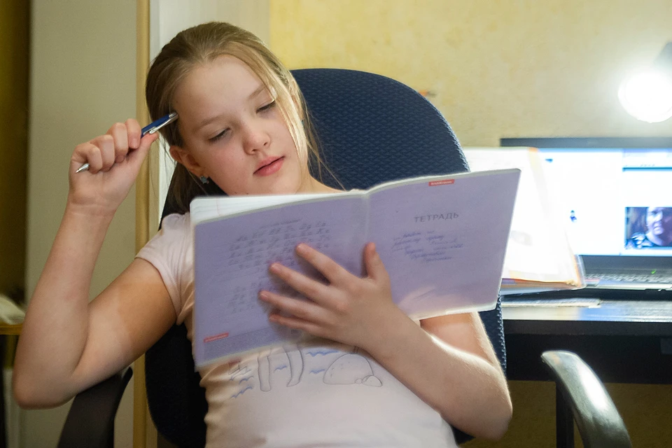 Это не значит, что дети могут расслабиться и забить на текущие задания – оценки за домашнюю работу и активность на онлайн-уроках им все равно выставят