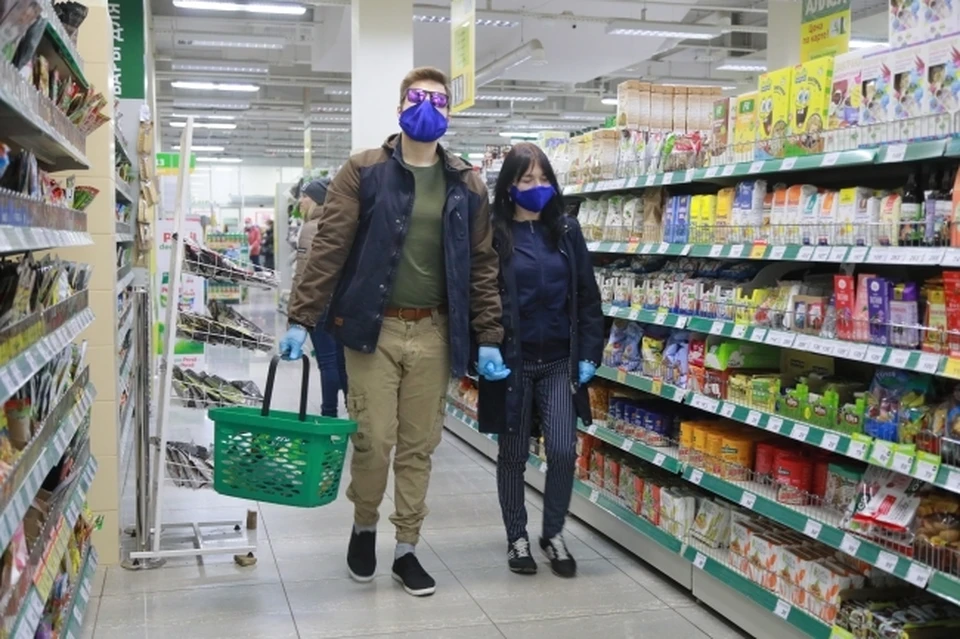 В магазине обязательно нужно носить маску.