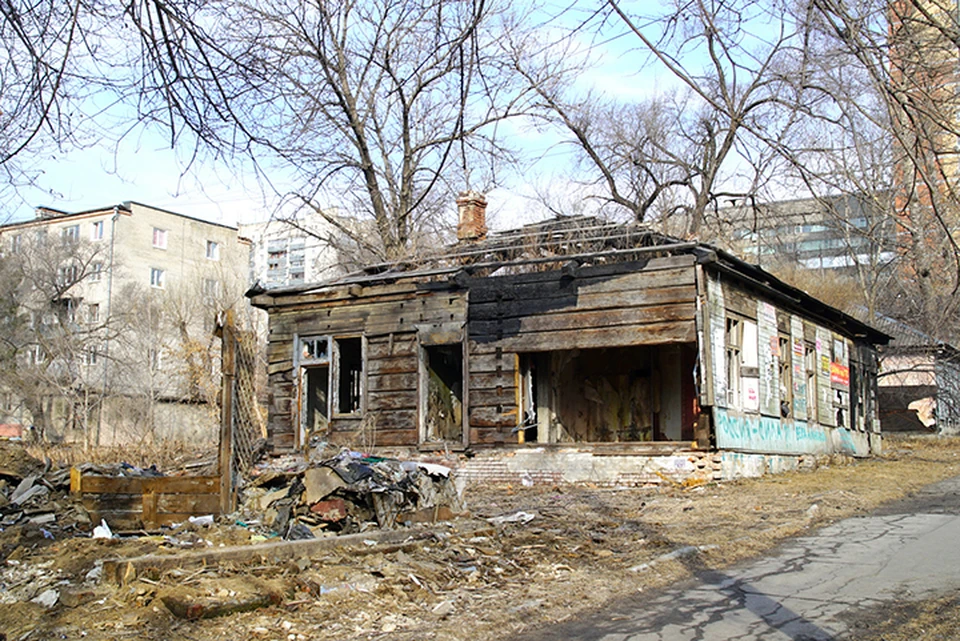 Полуразрушенные не раз горевшие бараки не украшают центр города ФОТО: администрация города Хабаровска