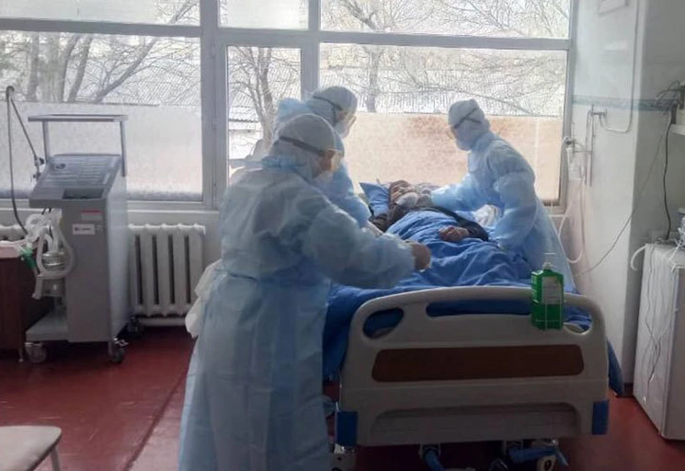 Аппараты ИВЛ важны для лечения тяжелобольных, которые из-за развивающейся вирусной пневмонии не могут дышать самостоятельно.